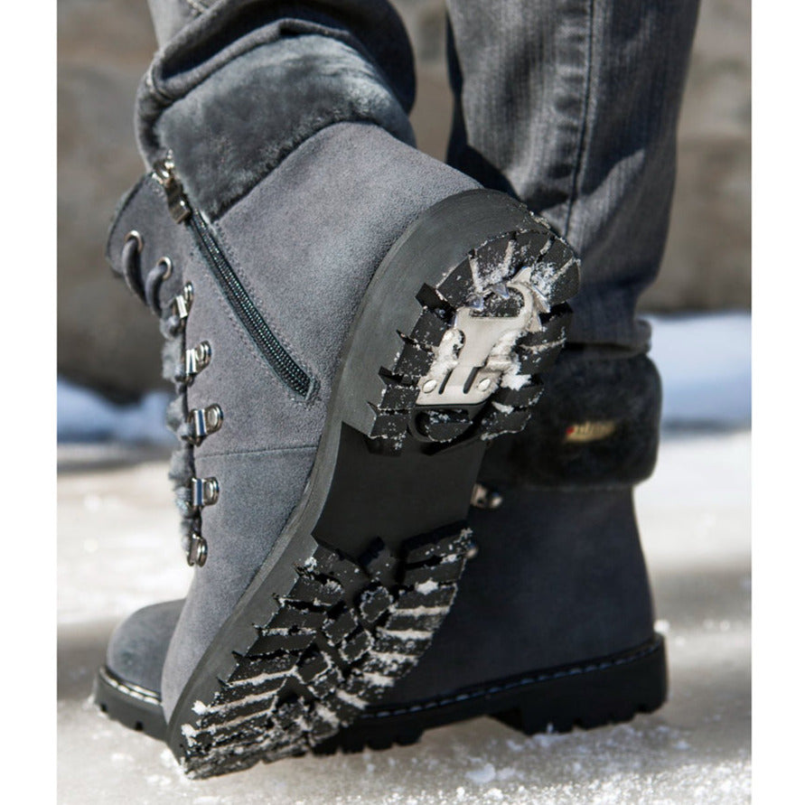 marcher sur la neige avec des bottes et des crampons 3561705 Photo