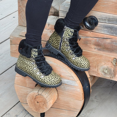 Bottes d'hiver pour femmes Aisha en suède léopard avec crampons rétractables